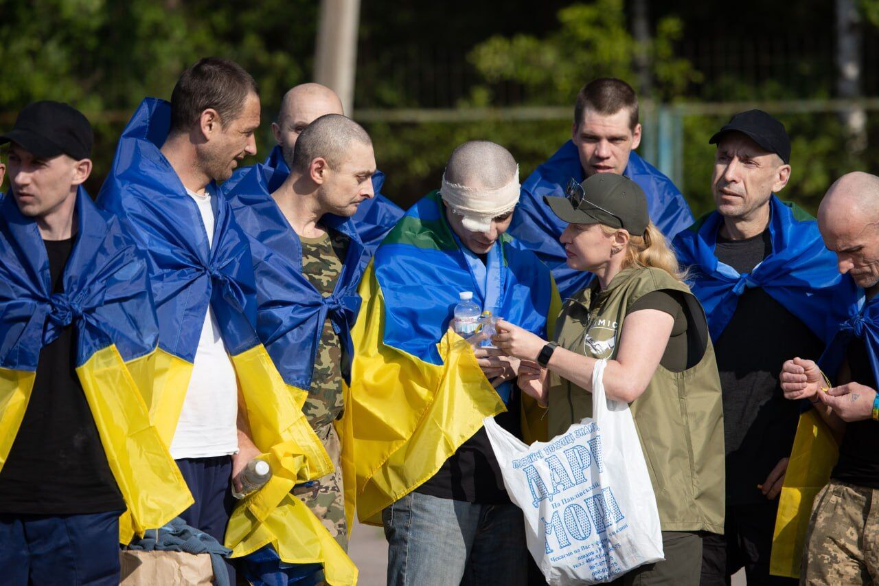 Важливий гуманітарний акт: Зеленський повідомив про повернення з полону поранених воїнів. Фото й усі подробиці