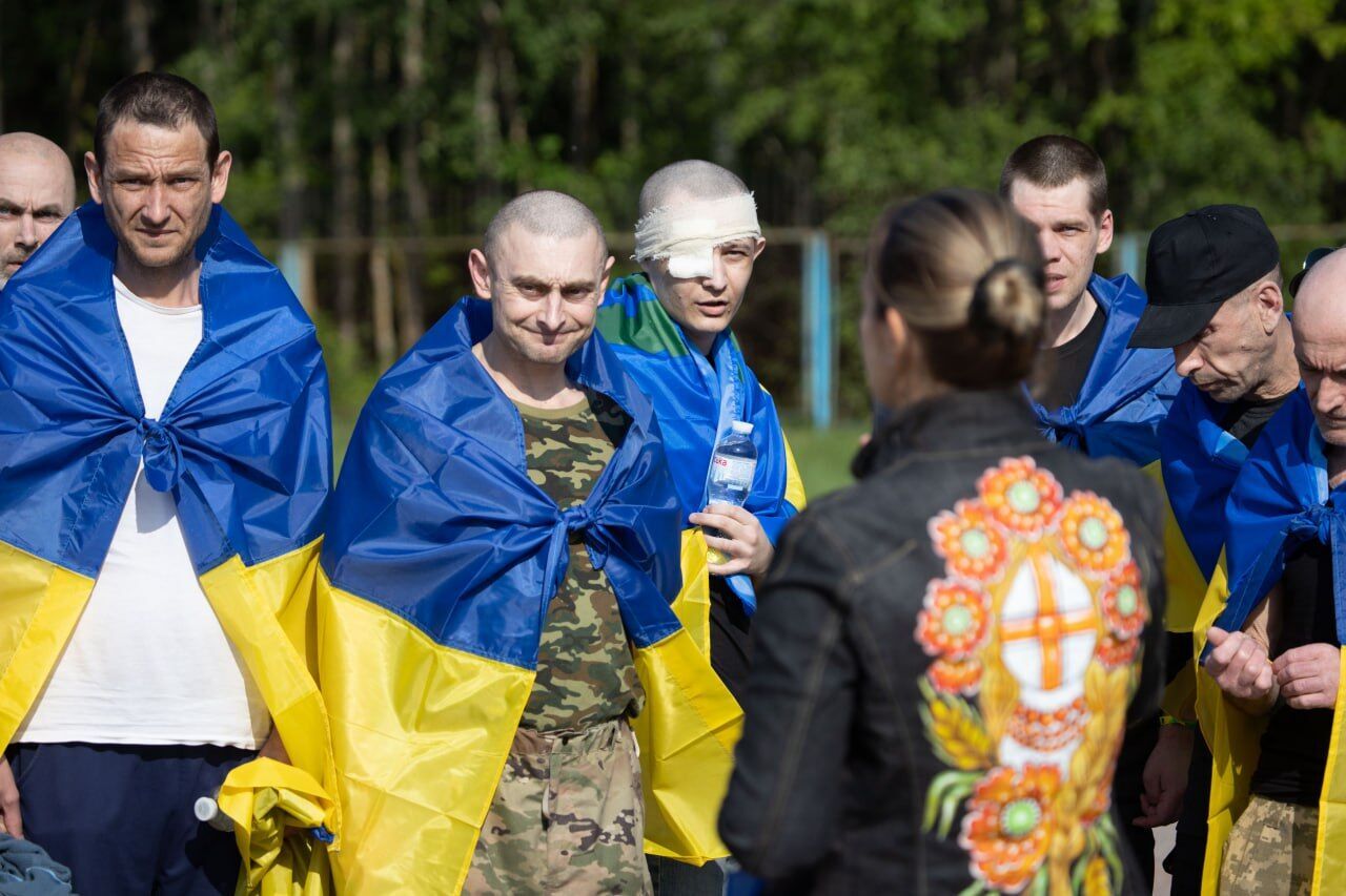 Важливий гуманітарний акт: Зеленський повідомив про повернення з полону поранених воїнів. Фото й усі подробиці