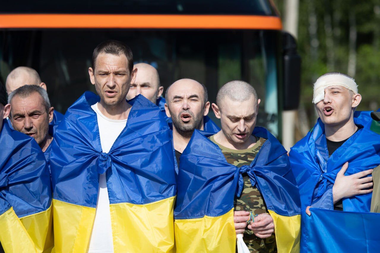 Важливий гуманітарний акт: Зеленський повідомив про повернення з полону поранених воїнів. Фото й усі подробиці