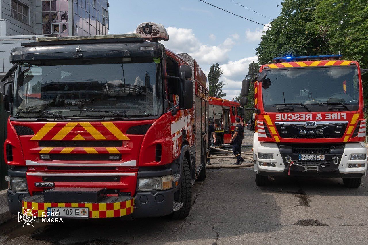 В Киеве до сих пор тушат пожар на Оболони, который вспыхнул после вражеского обстрела. Фото