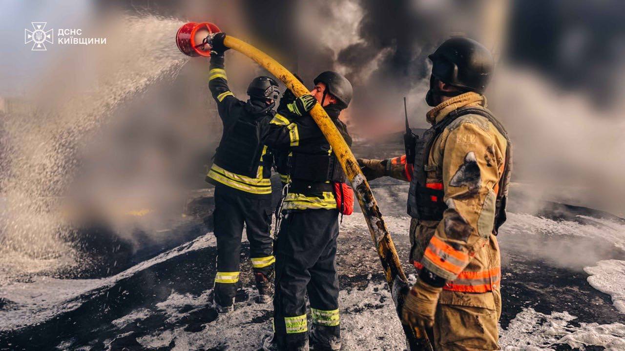 Пошкоджено будинки у кількох районах, є постраждалий: наслідки атаки РФ на Київщину. Подробиці та фото