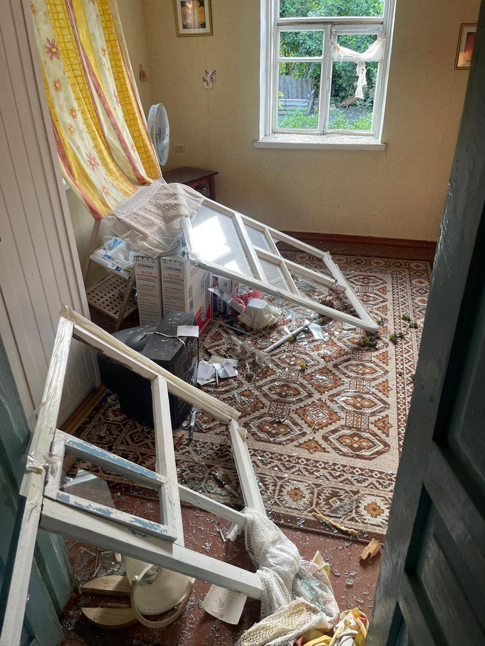Пошкоджено будинки у кількох районах, є постраждалий: наслідки атаки РФ на Київщину. Подробиці та фото