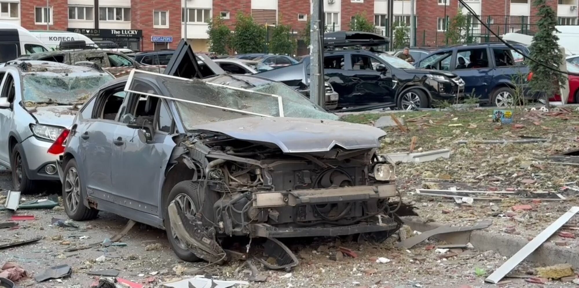 Россияне массированно ударили по Киеву "Шахедами" и баллистикой: есть жертва, в семи районах горели дома, склады и авто. Фото и видео