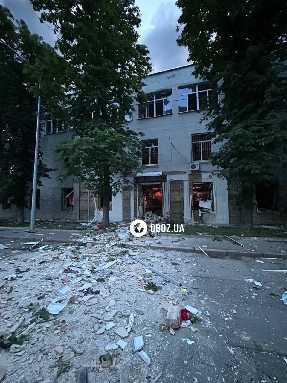 Россияне массированно ударили по Киеву "Шахедами" и баллистикой: есть жертва, в семи районах горели дома, склады и авто. Фото и видео