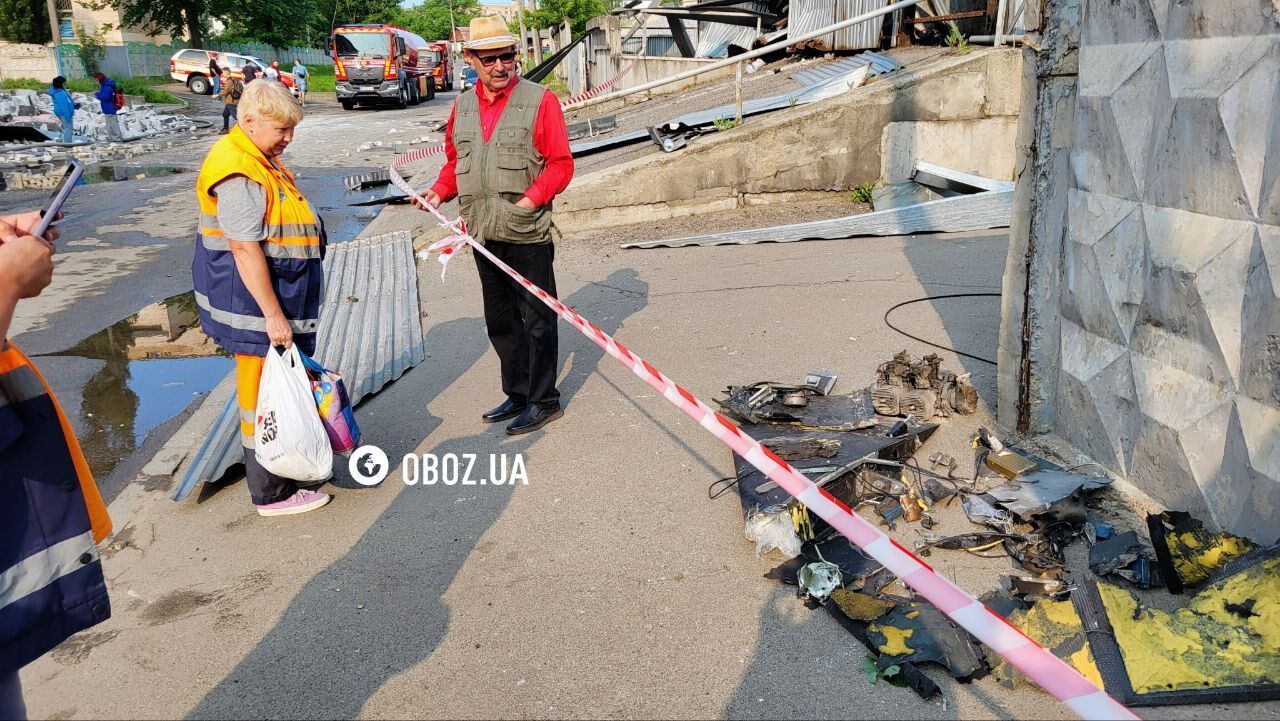 Россияне массированно ударили по Киеву "Шахедами" и баллистикой: есть жертва, в семи районах горели дома, склады и авто. Фото и видео