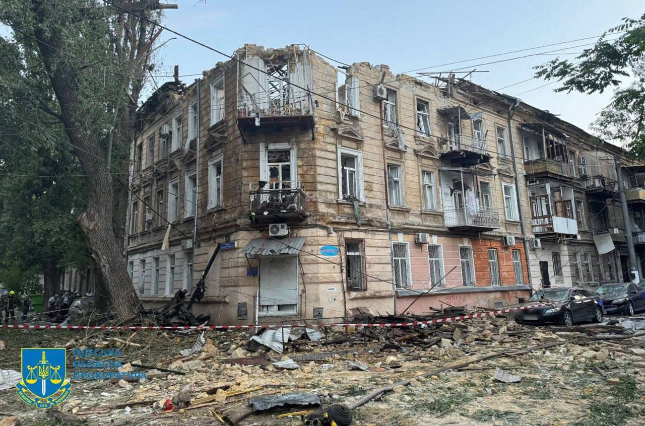 Окупанти атакували Одесу "Шахедами": пологовий роботу не припиняв, двоє загиблих, п'ятеро людей ще у лікарні. Фото й відео