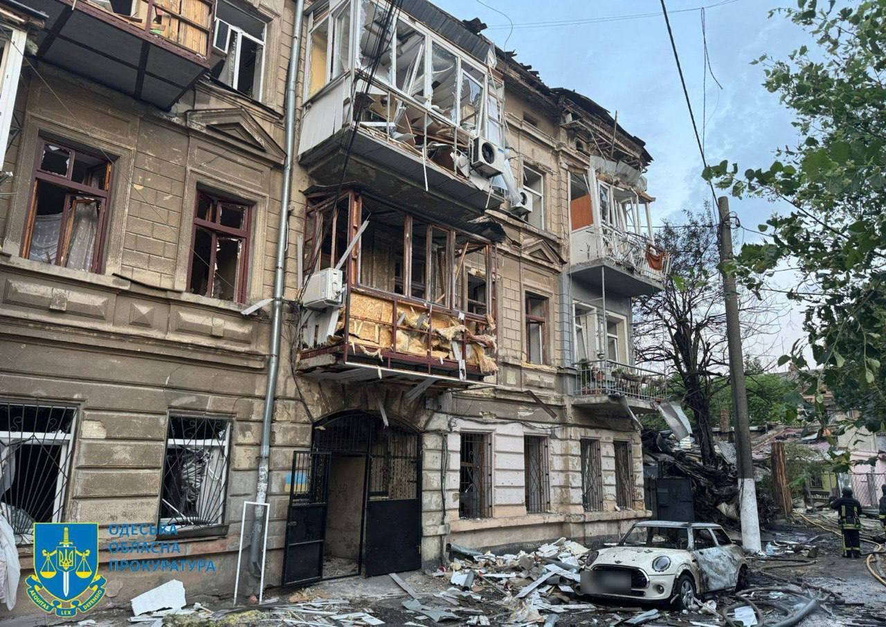 Окупанти атакували Одесу "Шахедами": пологовий роботу не припиняв, двоє загиблих, п'ятеро людей ще у лікарні. Фото й відео