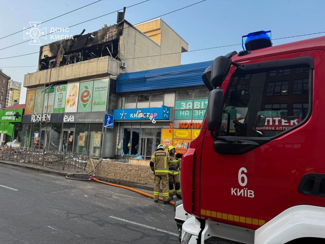 Россияне массированно ударили по Киеву "Шахедами" и баллистикой: есть жертва, в семи районах горели дома, склады и авто. Фото и видео