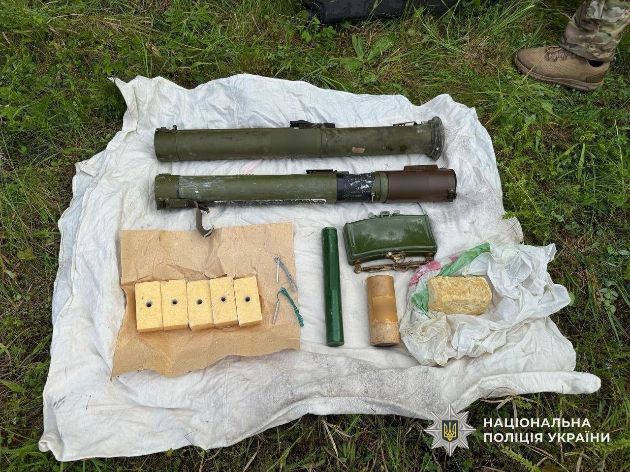Гранатометы, мины и снайперские винтовки: в Украине ликвидировали два канала незаконной торговли оружием. Фото