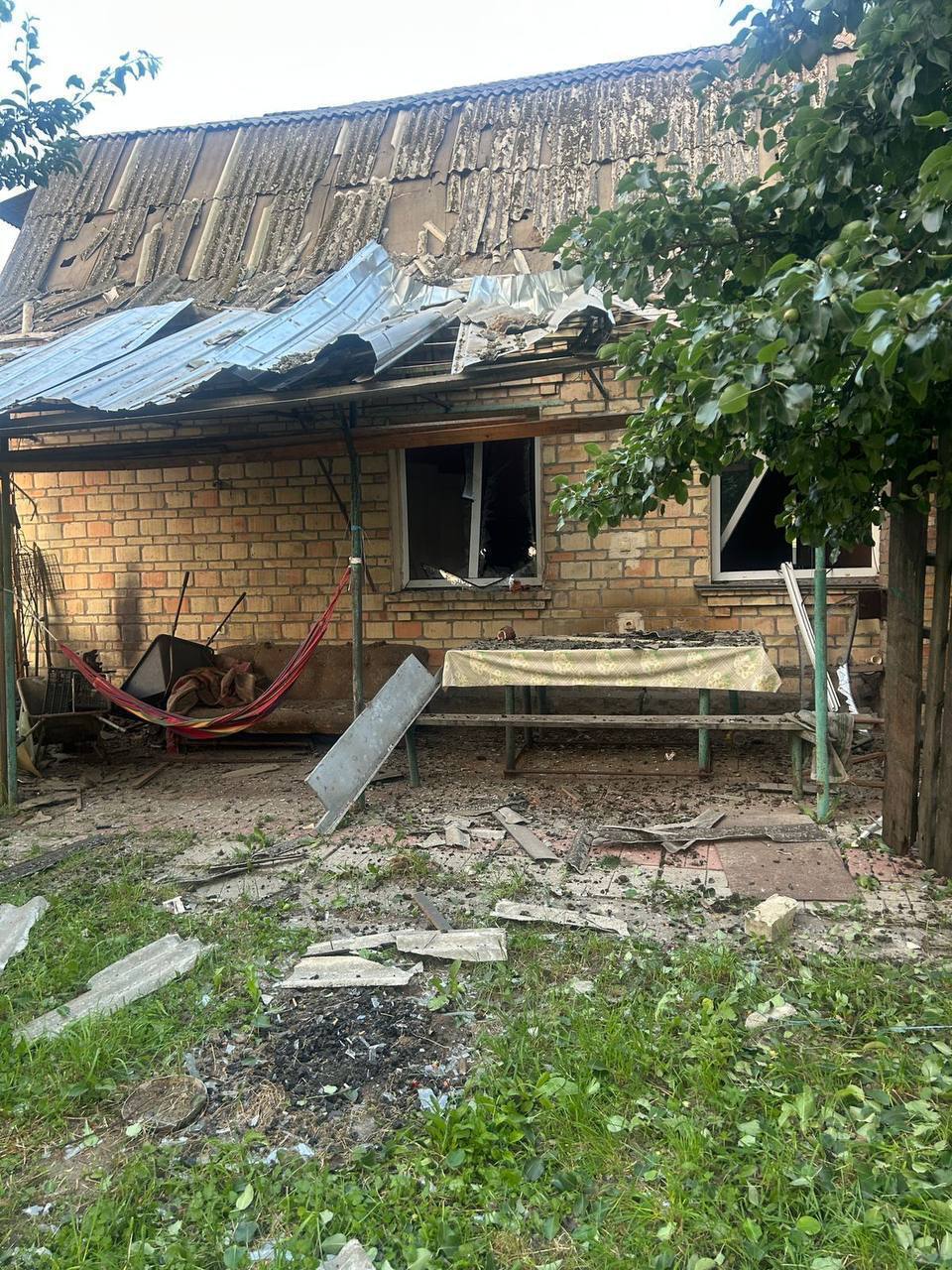 Пошкоджено будинки у кількох районах, є постраждалий: наслідки атаки РФ на Київщину. Подробиці та фото