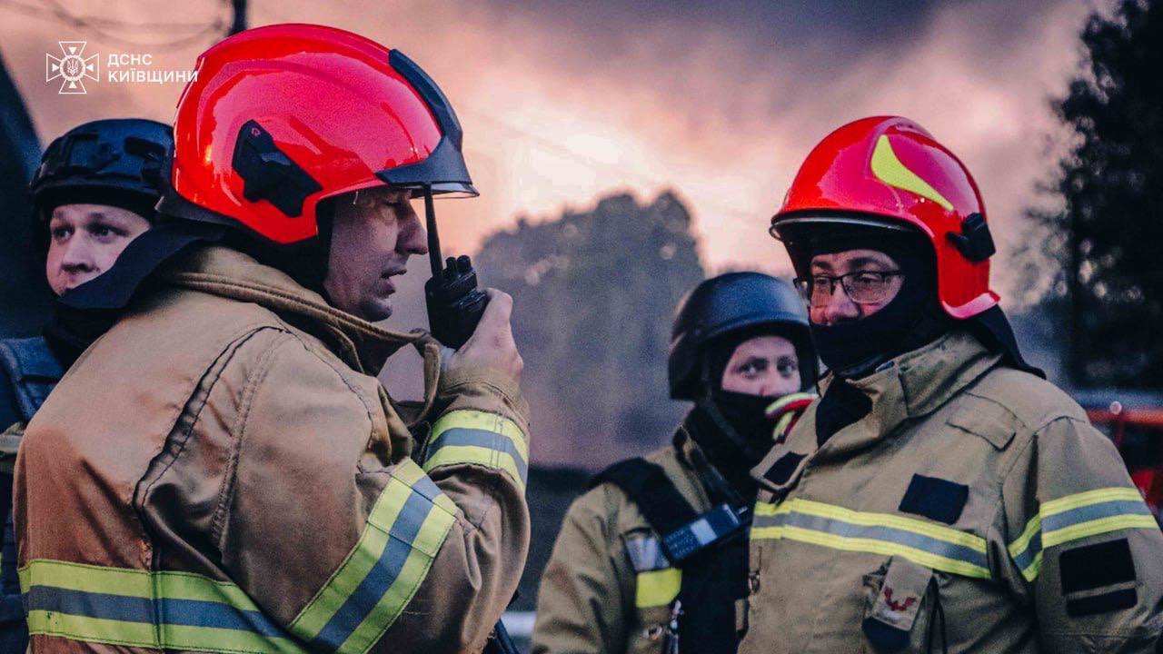Пошкоджено будинки у кількох районах, є постраждалий: наслідки атаки РФ на Київщину. Подробиці та фото