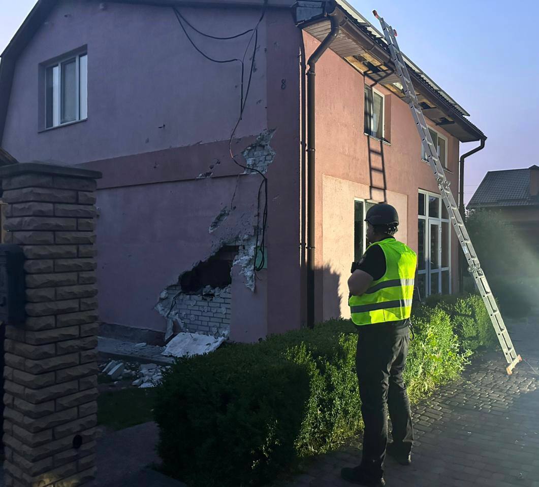 Пошкоджено будинки у кількох районах, є постраждалий: наслідки атаки РФ на Київщину. Подробиці та фото