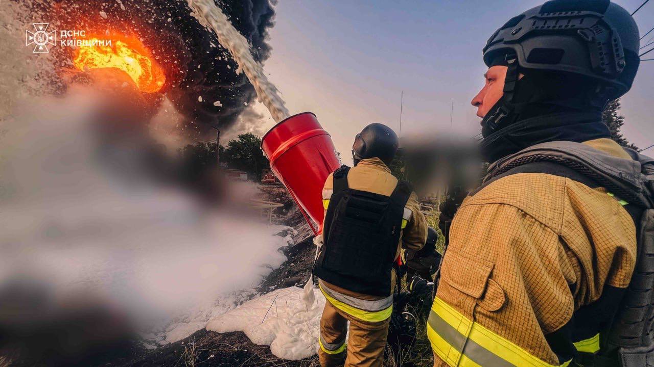 Пошкоджено будинки у кількох районах, є постраждалий: наслідки атаки РФ на Київщину. Подробиці та фото