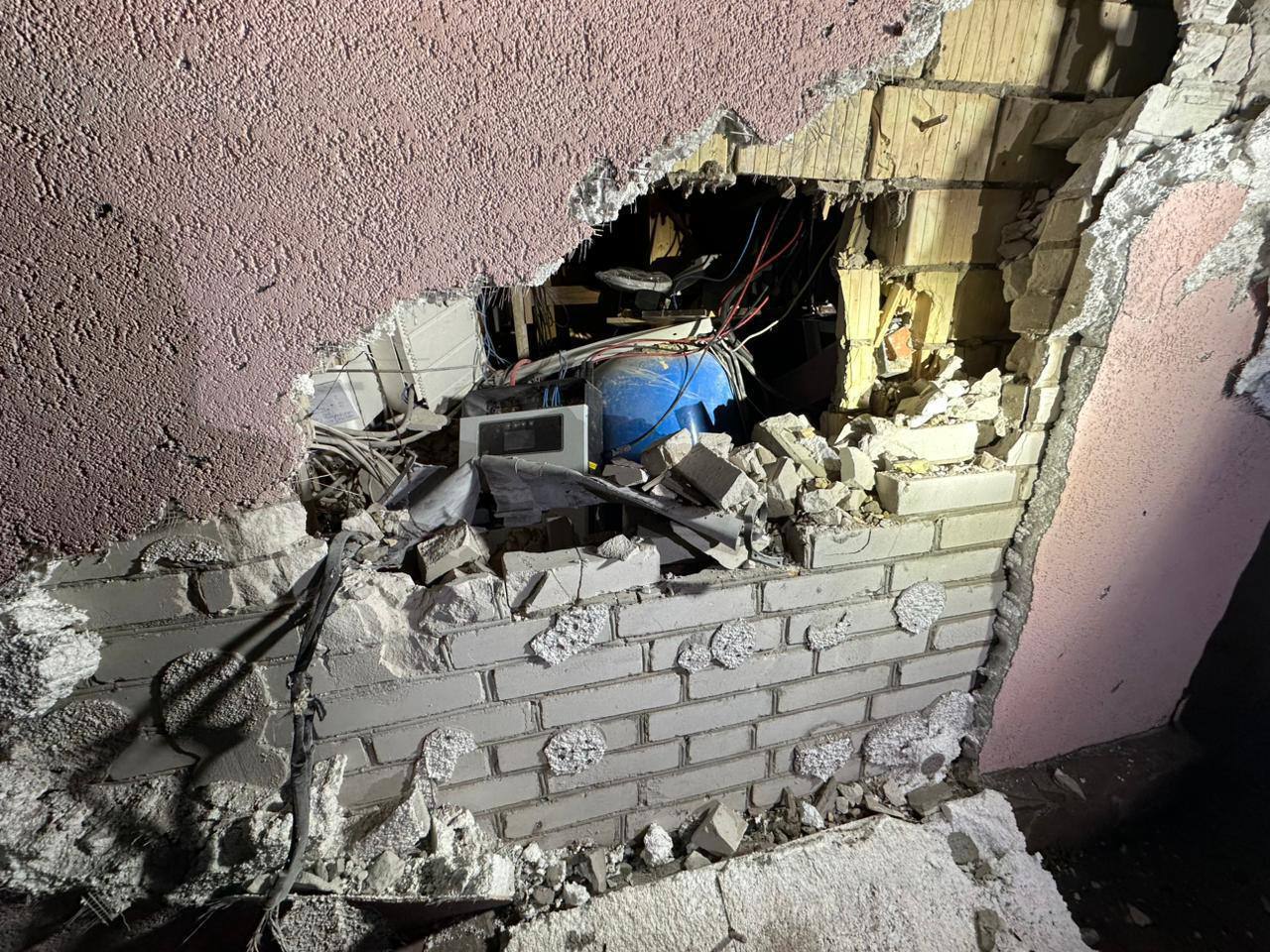 Пошкоджено будинки у кількох районах, є постраждалий: наслідки атаки РФ на Київщину. Подробиці та фото