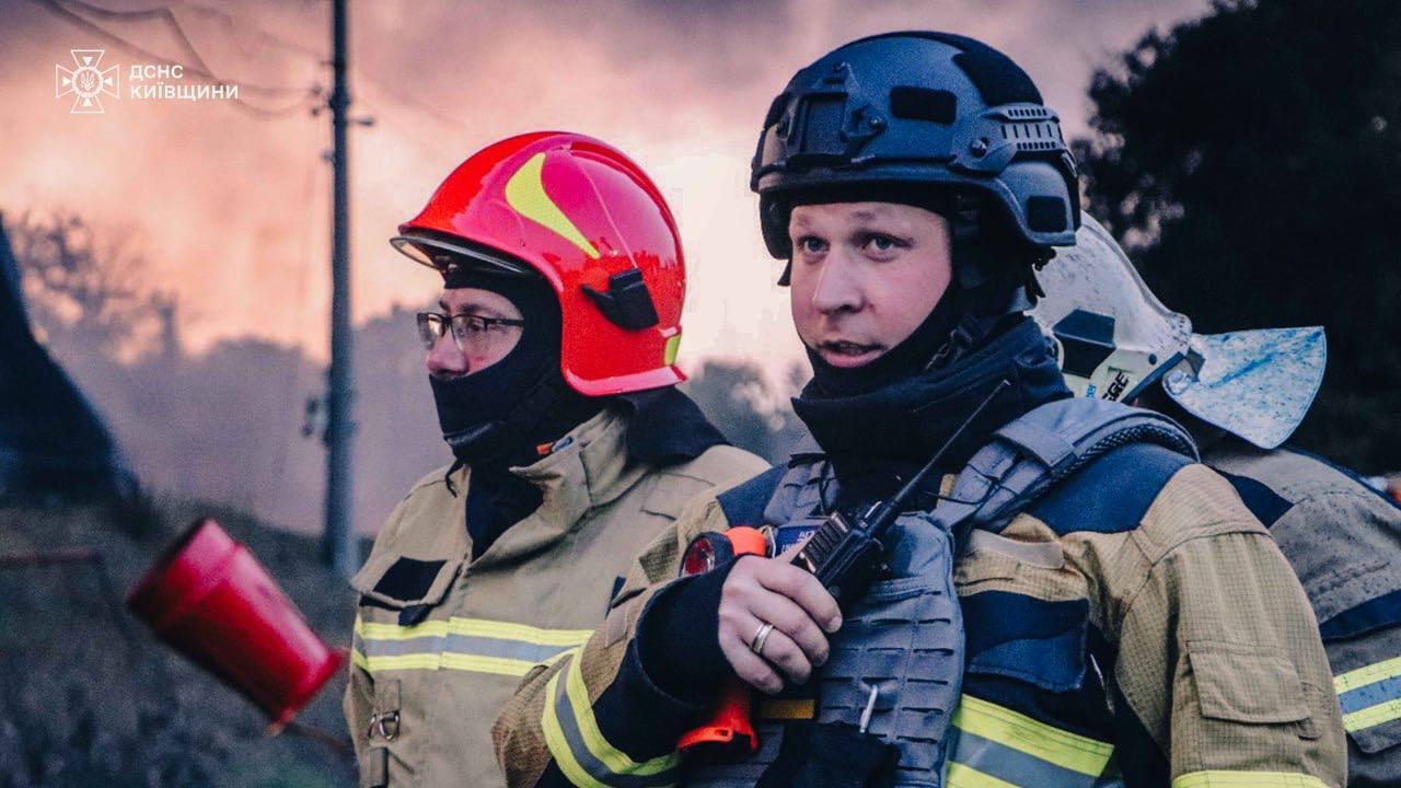 Пошкоджено будинки у кількох районах, є постраждалий: наслідки атаки РФ на Київщину. Подробиці та фото