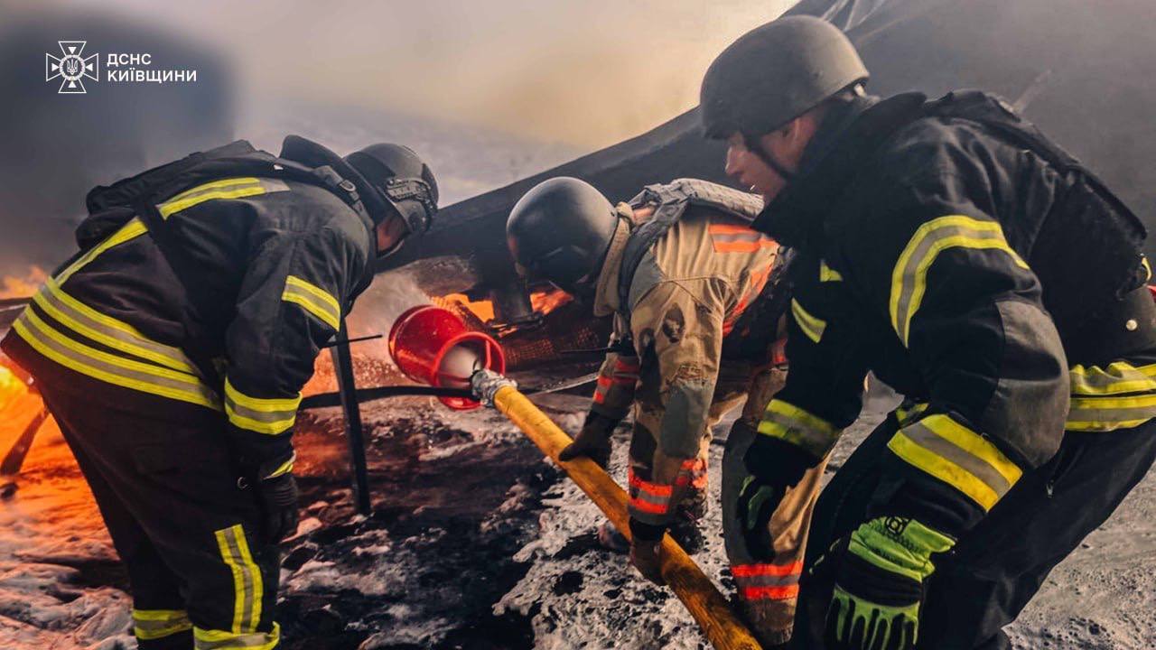 Пошкоджено будинки у кількох районах, є постраждалий: наслідки атаки РФ на Київщину. Подробиці та фото