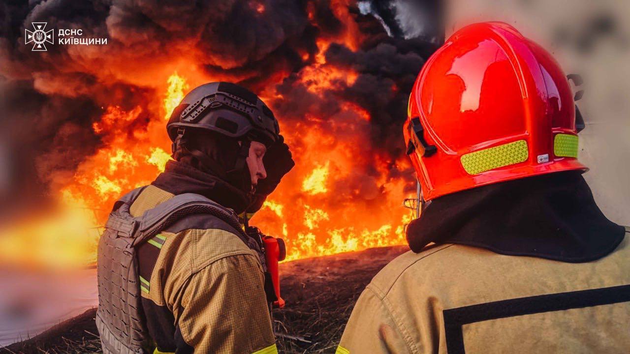 Пошкоджено будинки у кількох районах, є постраждалий: наслідки атаки РФ на Київщину. Подробиці та фото