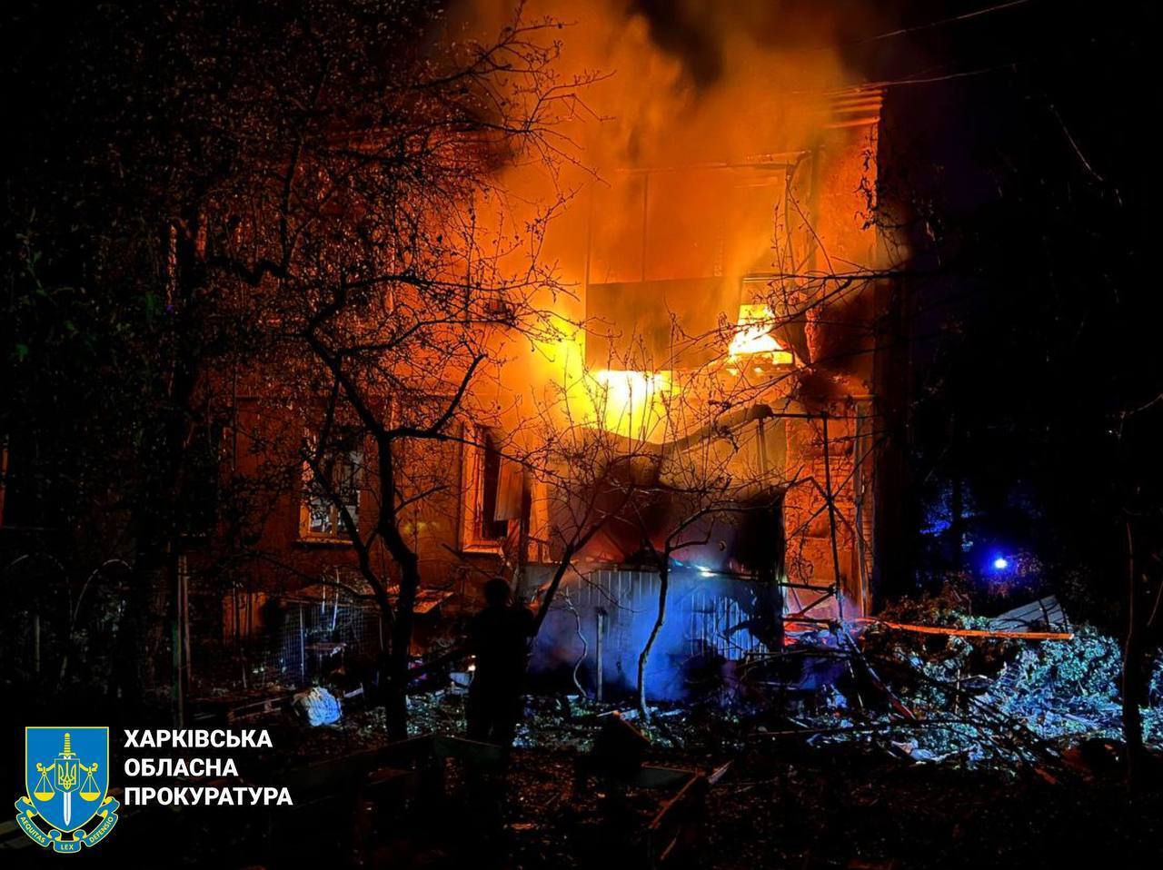 Харків опинився під масованою атакою "Шахедів": через влучання по будинках спалахнули пожежі, є загиблі. Фото і відео
