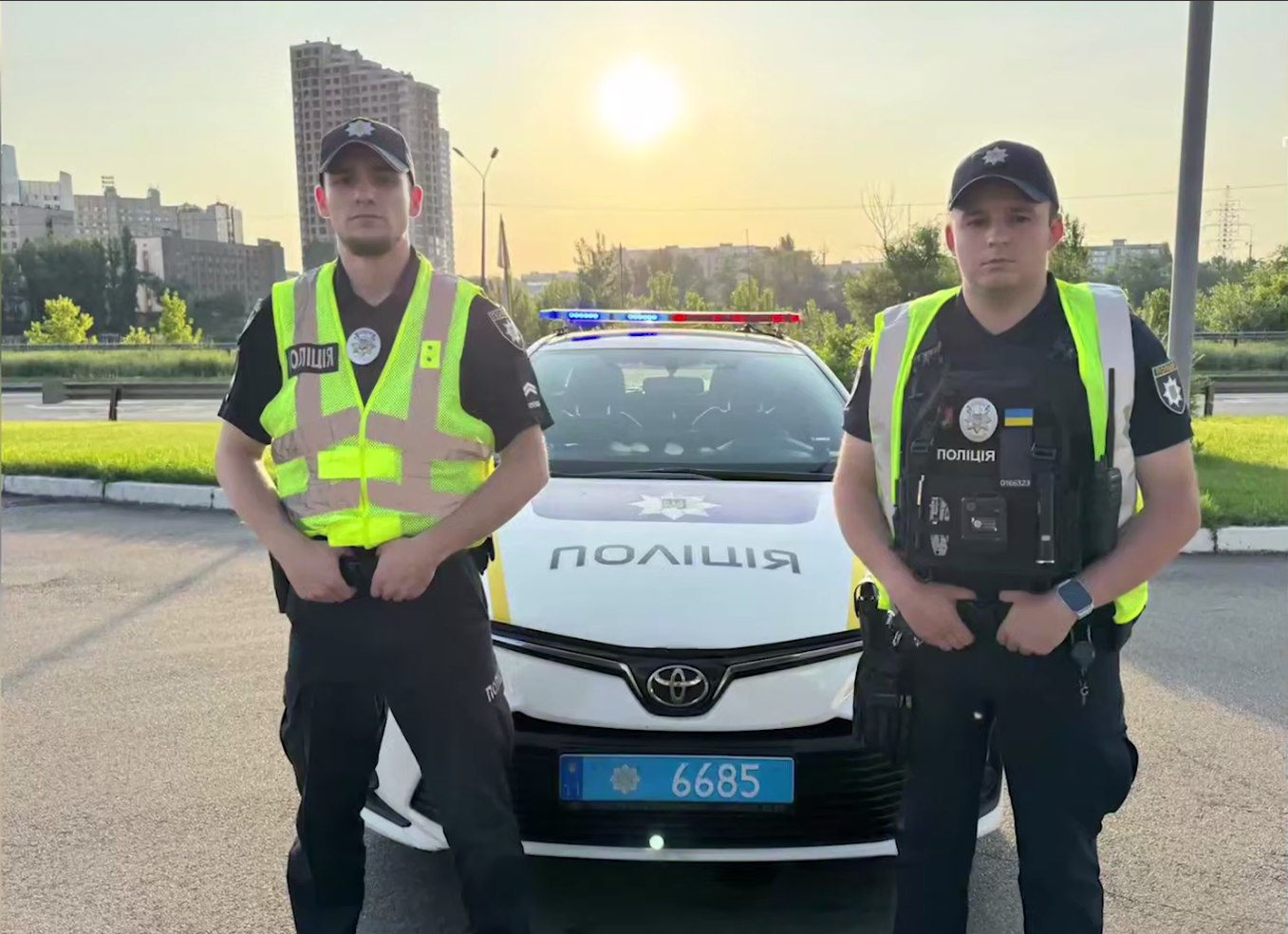 В Киеве женщина пыталась совершить самоубийство, прыгнув с балкона дома. Подробности, фото и видео