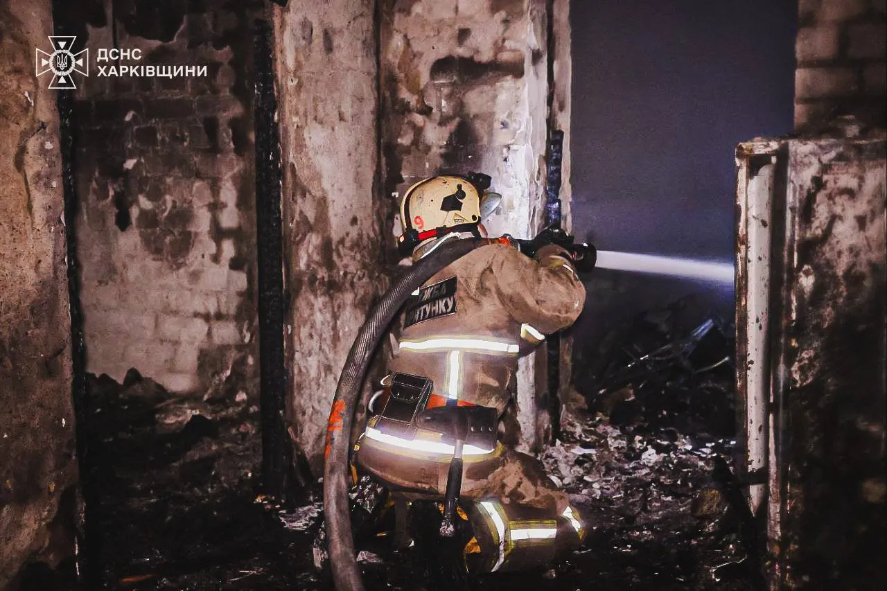 Харків опинився під масованою атакою "Шахедів": через влучання по будинках спалахнули пожежі, є загиблі. Фото і відео