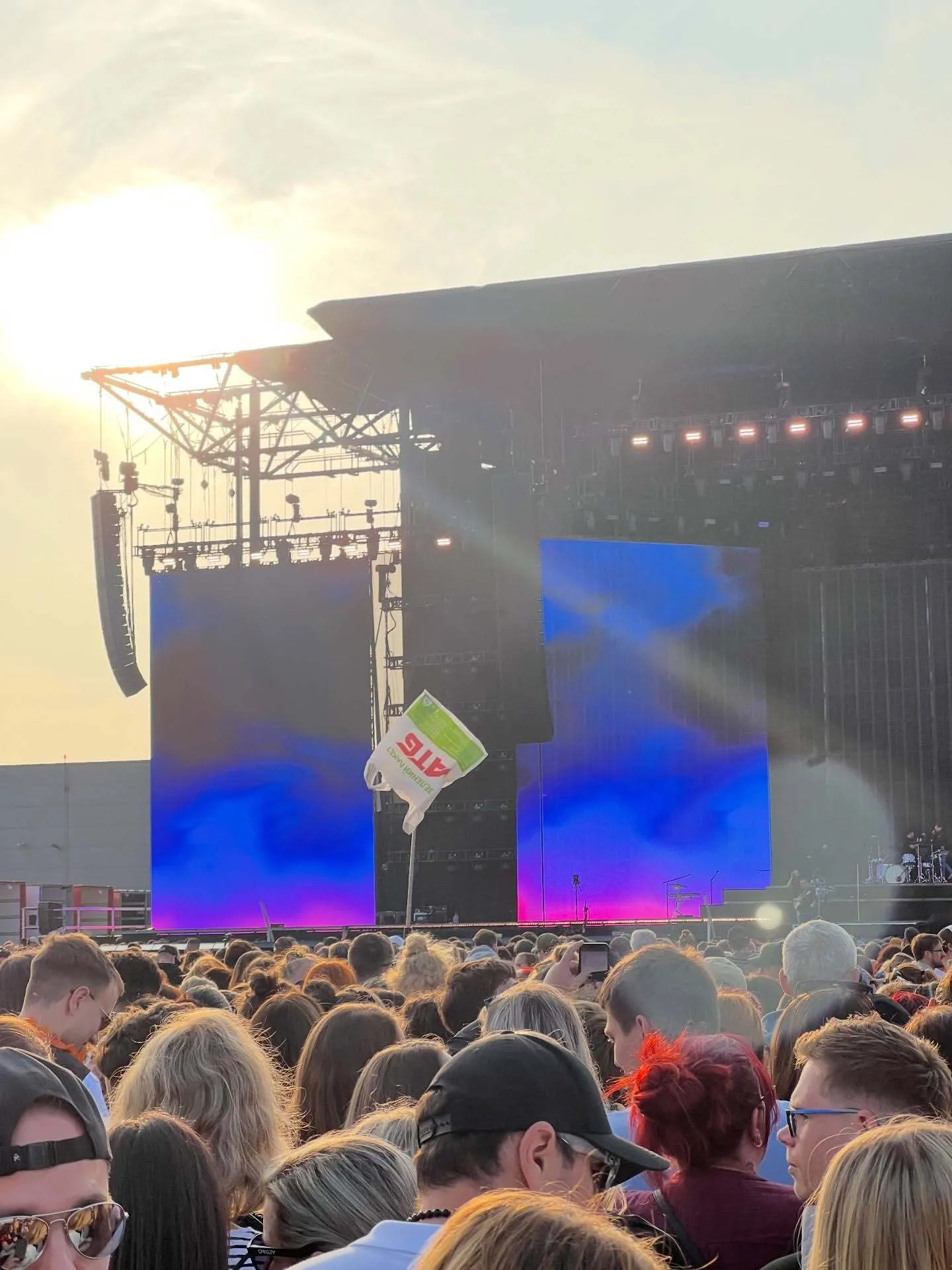 Украинки с пакетом АТБ стали звездами концерта Imagine Dragons: что за история стоит за вирусными фото
