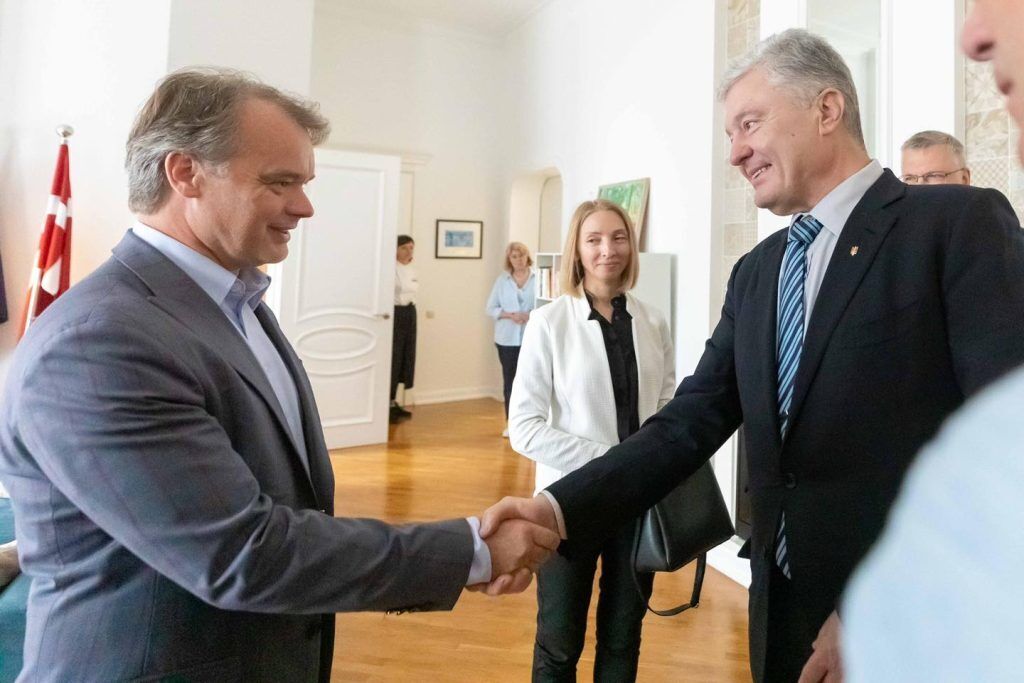 Говорили об оружии, НАТО и санкциях против РФ: Порошенко встретился с послами стран Балтии и Северной Европы