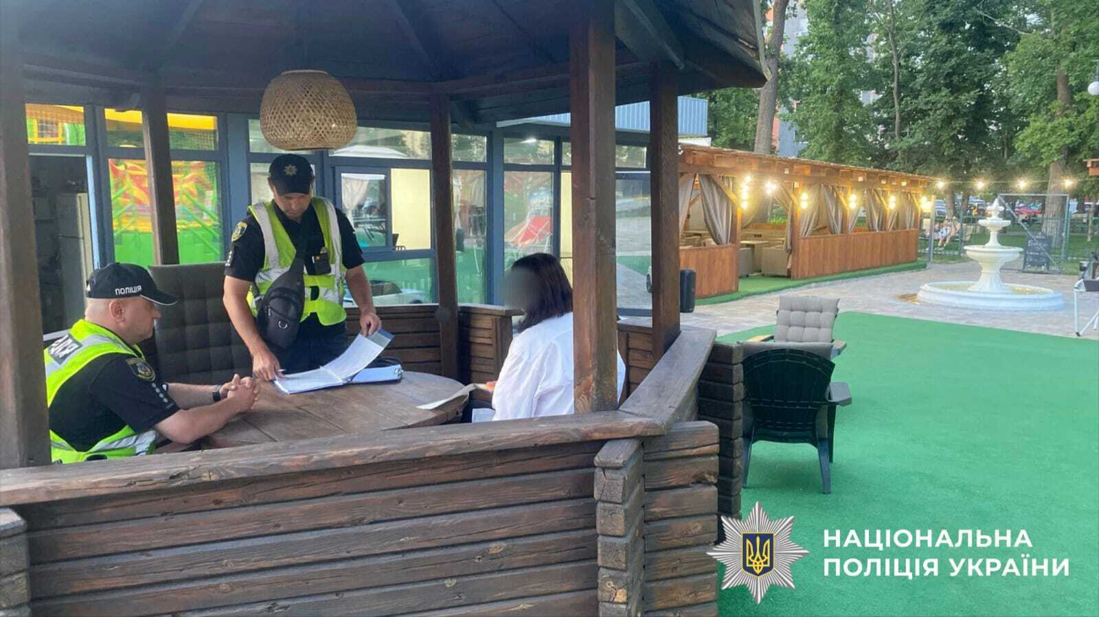 Одразу після нічної атаки РФ: під Києвом у кафе гучно слухали російську музику. Подробиці та відео