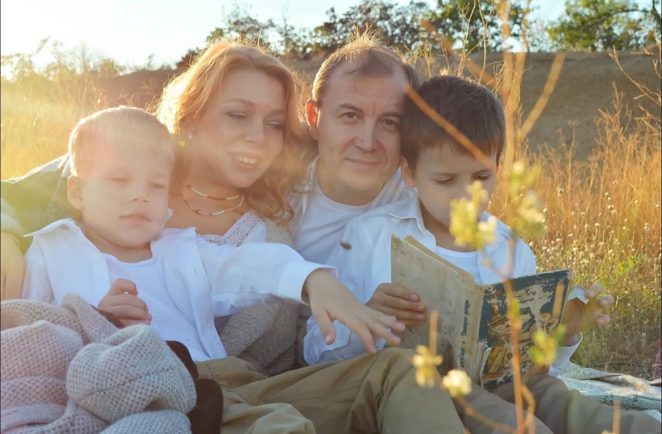 Переганяв автомобілі на фронт і загинув: в Одесі попрощалися з відомим оперним співаком Владиславом Гораєм