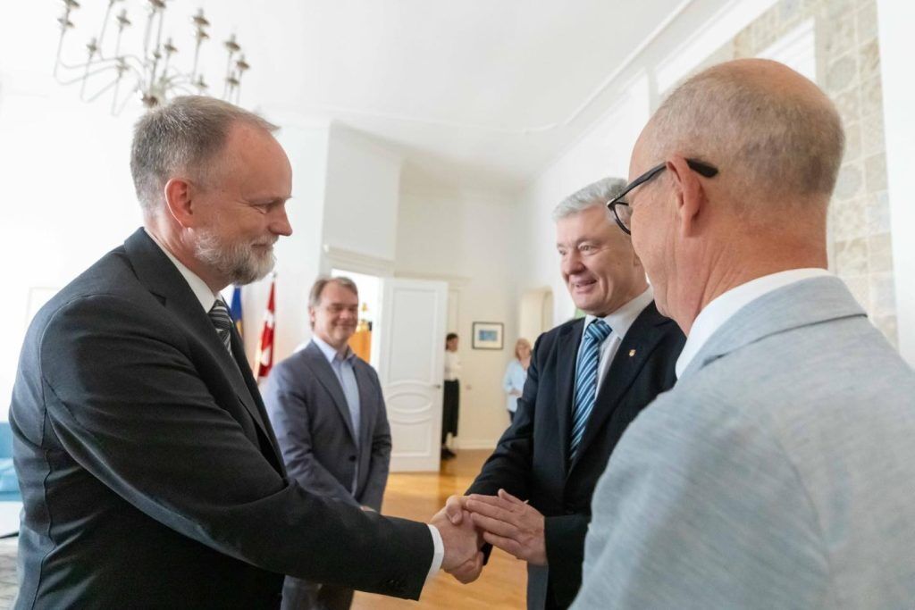 Говорили об оружии, НАТО и санкциях против РФ: Порошенко встретился с послами стран Балтии и Северной Европы