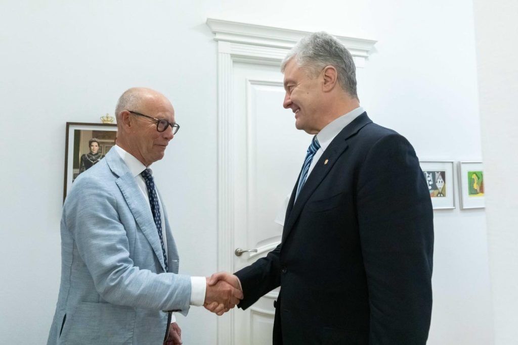Говорили об оружии, НАТО и санкциях против РФ: Порошенко встретился с послами стран Балтии и Северной Европы