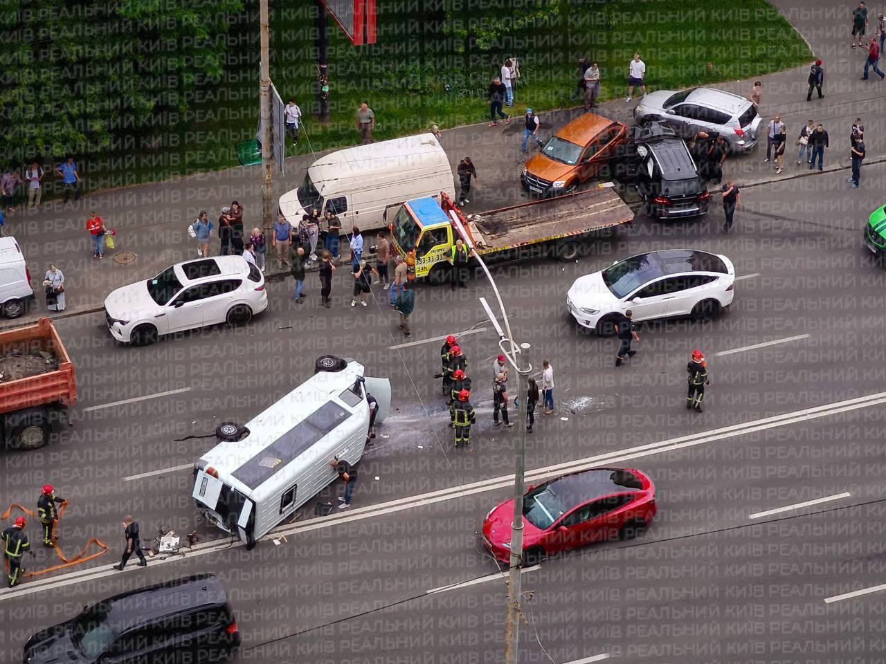 У Києві на Голосіївському проспекті сталась масштабна аварія за участі маршрутки. Подробиці, фото та відео