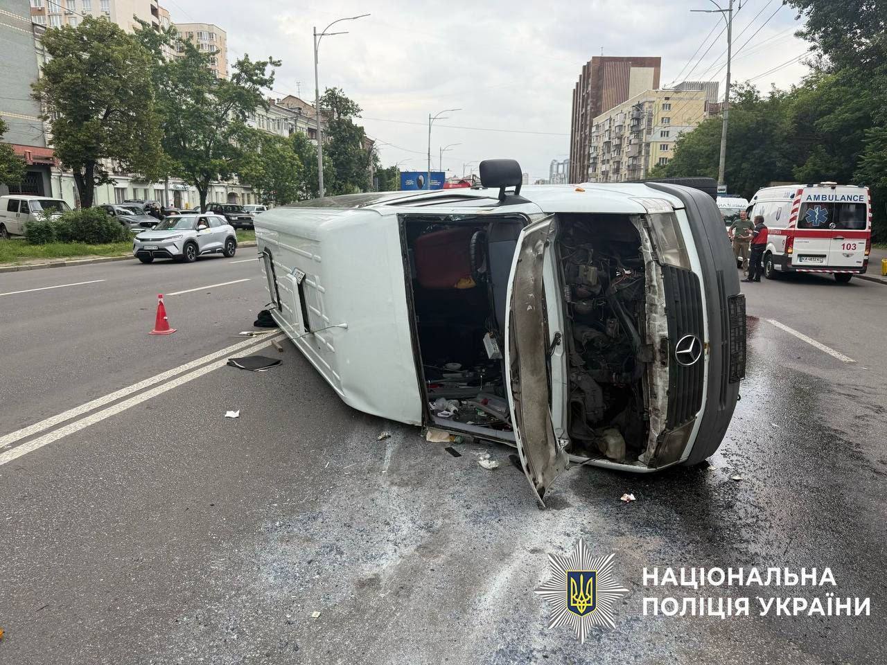 У Києві на Голосіївському проспекті сталась масштабна аварія за участі маршрутки. Подробиці, фото та відео