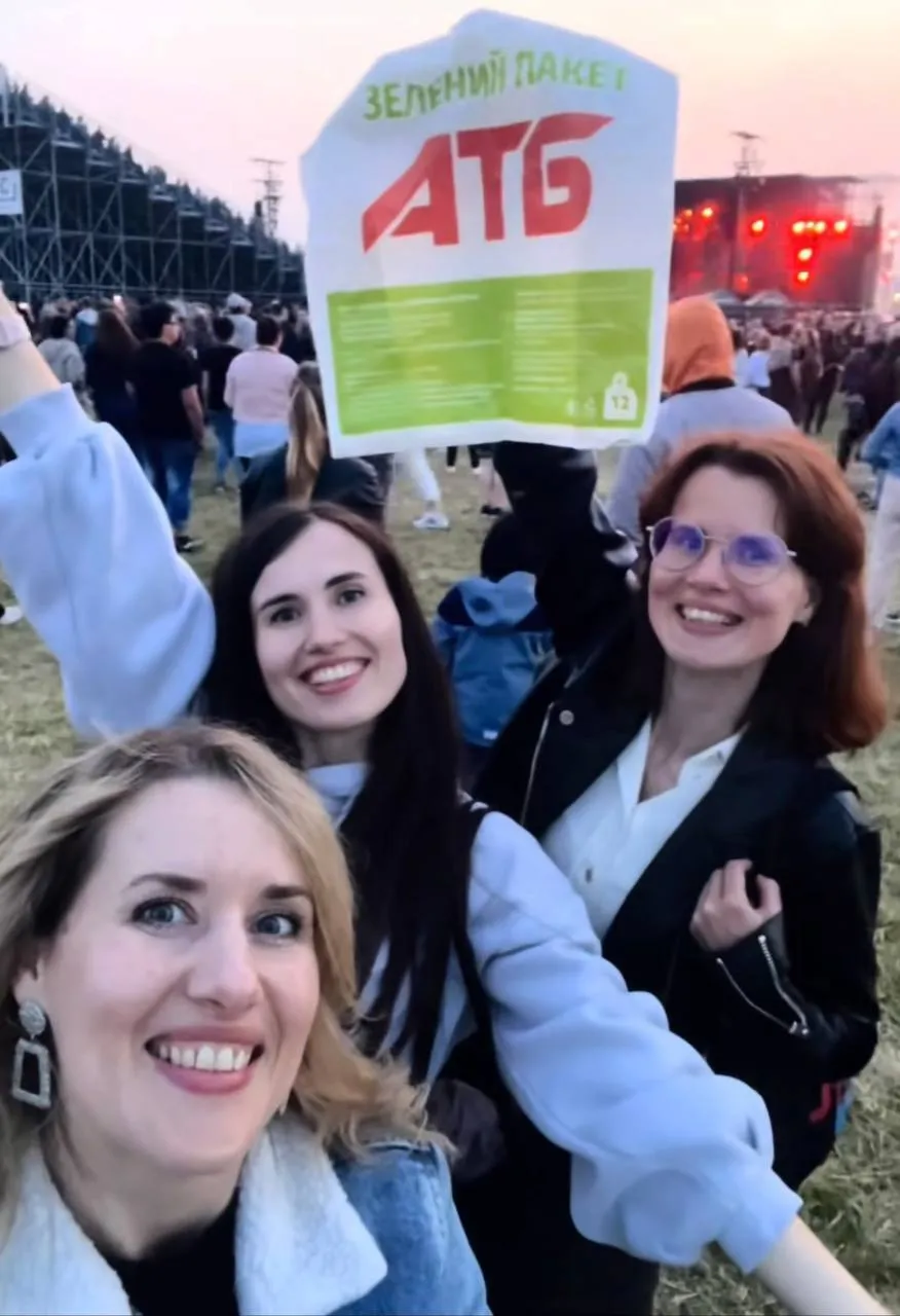 Украинки с пакетом АТБ стали звездами концерта Imagine Dragons: что за история стоит за вирусными фото