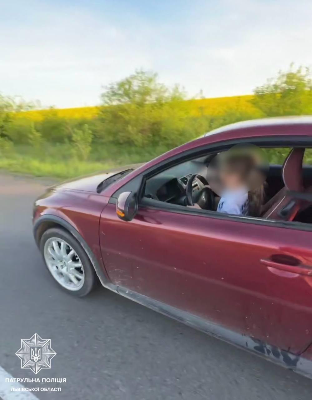 Во Львовской области отец посадил 8-летнюю дочь за руль авто и поплатился: чем все закончилось