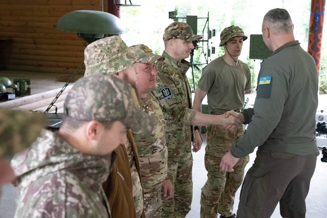 Кличко передал почти 2500 дронов бойцам батальона Нацгвардии "Свобода". Фото