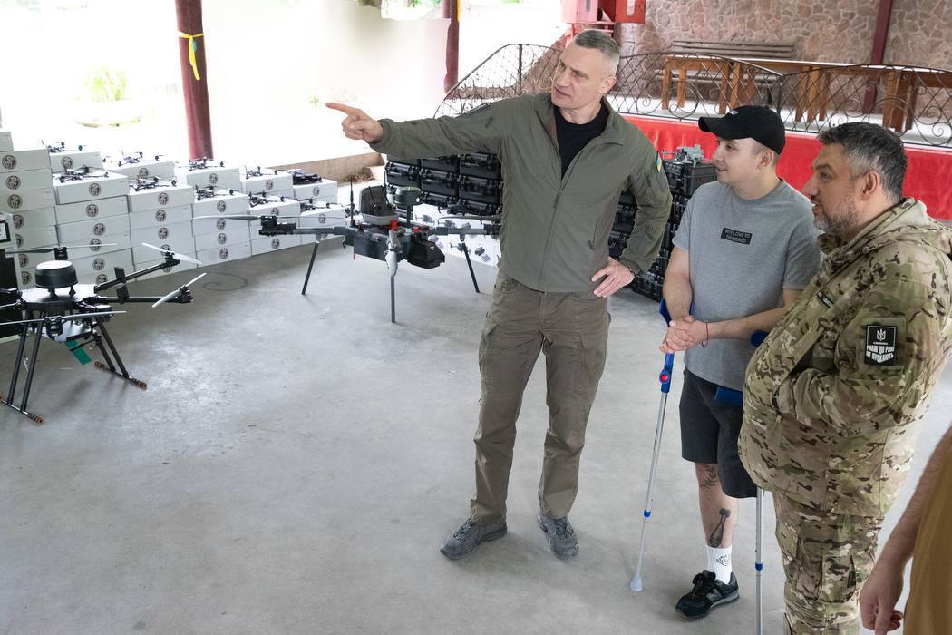 Кличко передал почти 2500 дронов бойцам батальона Нацгвардии "Свобода". Фото