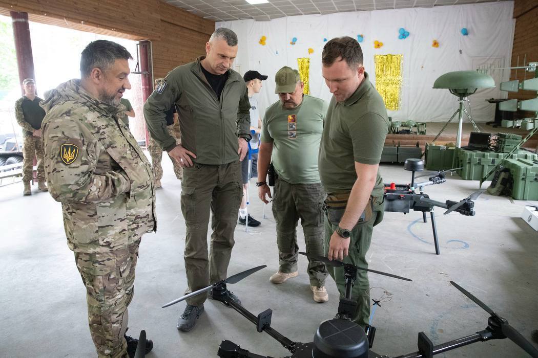 Кличко передал почти 2500 дронов бойцам батальона Нацгвардии "Свобода". Фото