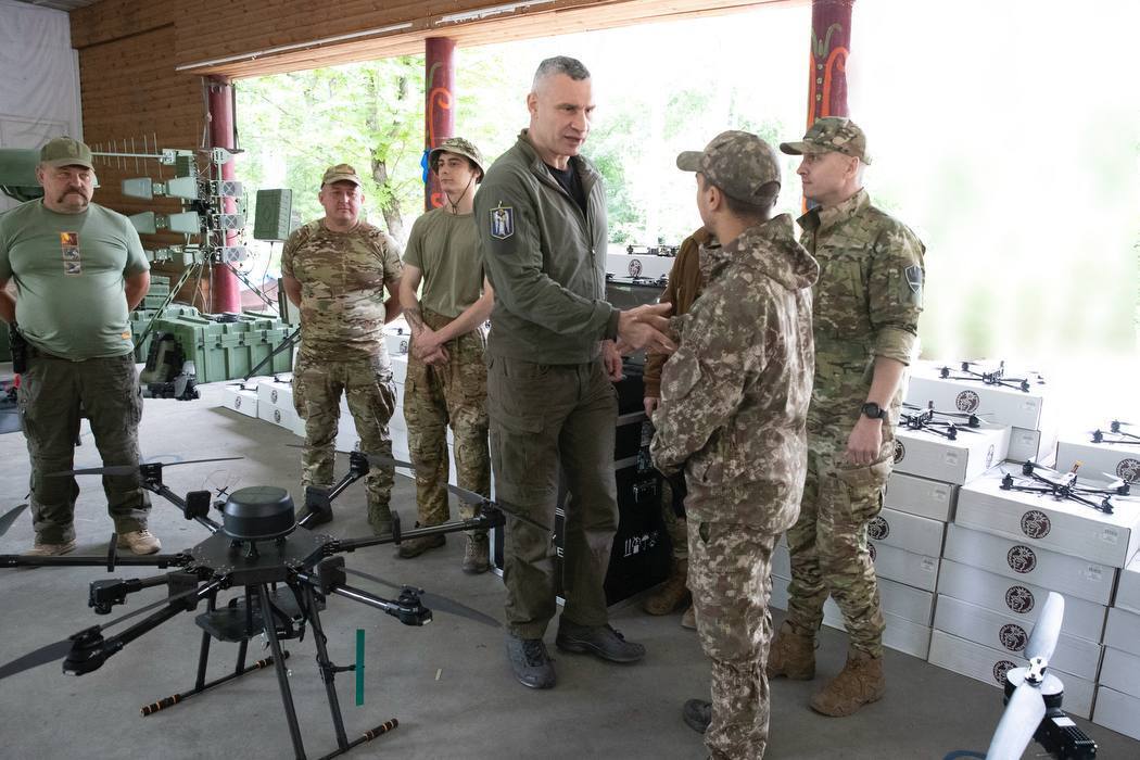 Кличко передал почти 2500 дронов бойцам батальона Нацгвардии "Свобода". Фото