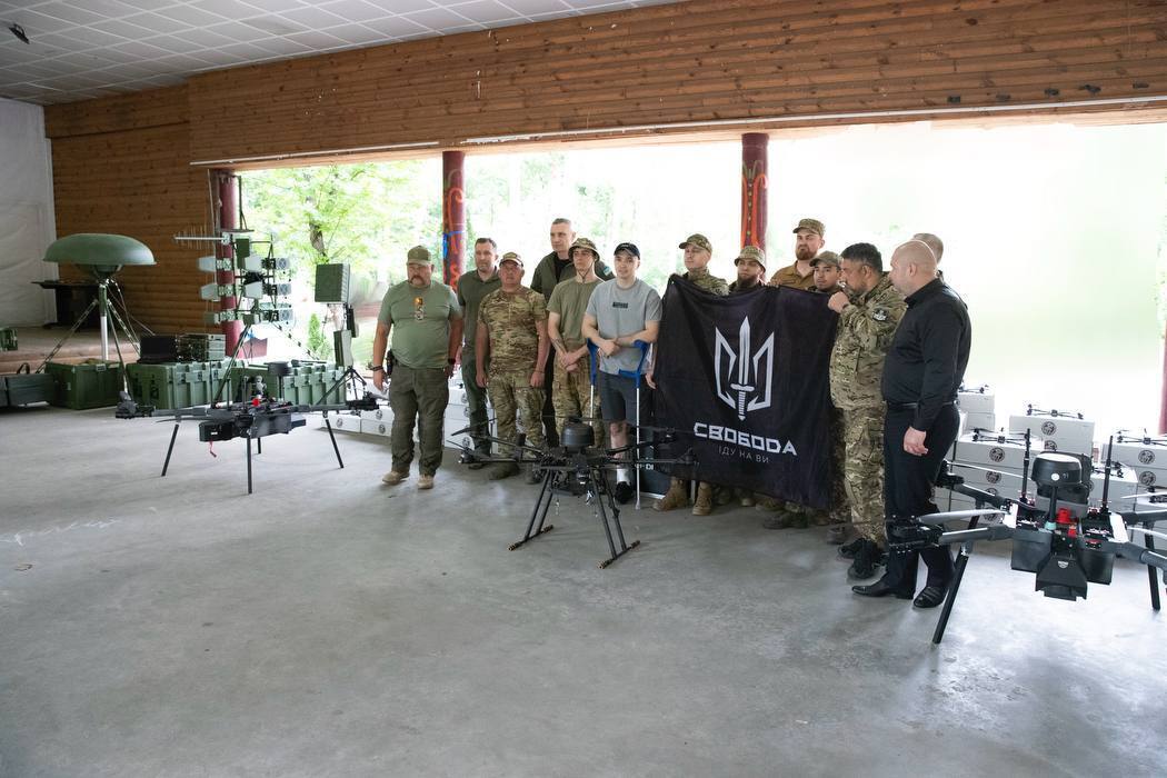 Кличко передал почти 2500 дронов бойцам батальона Нацгвардии "Свобода". Фото