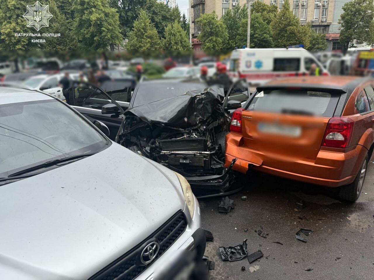 У Києві на Голосіївському проспекті сталась масштабна аварія за участі маршрутки. Подробиці, фото та відео