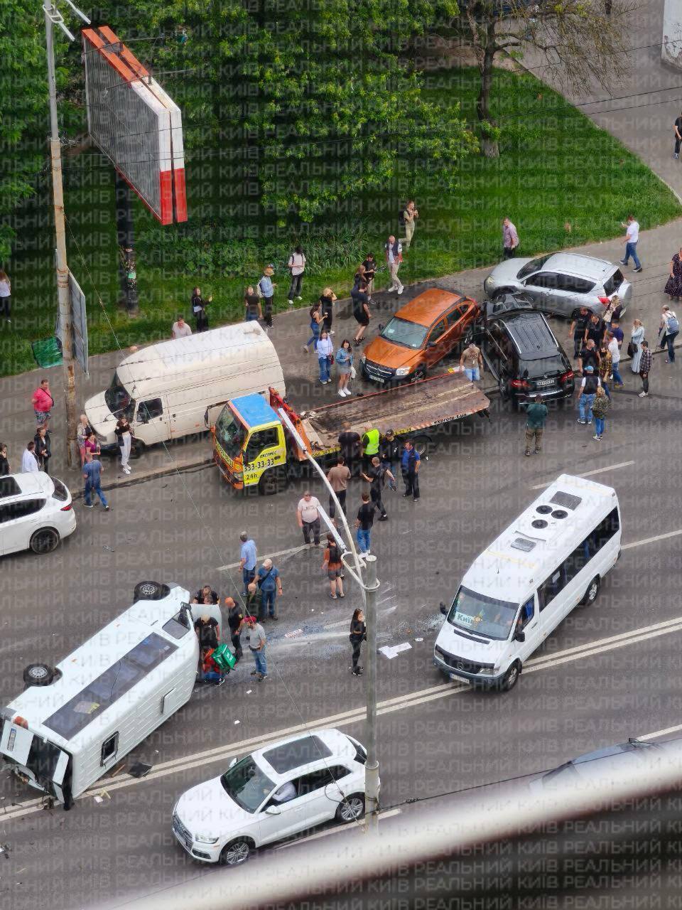 У Києві на Голосіївському проспекті сталась масштабна аварія за участі маршрутки. Подробиці, фото та відео