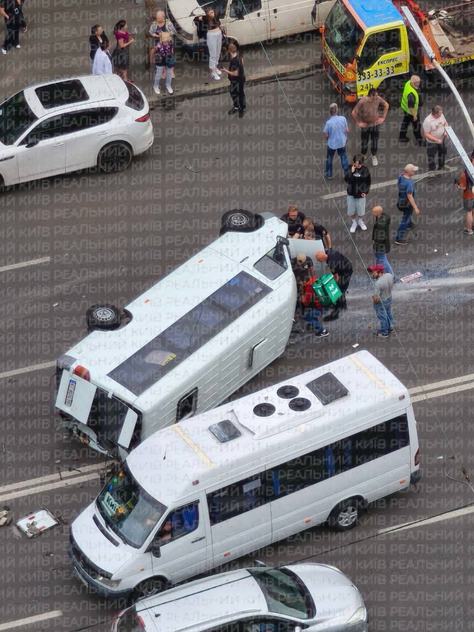 У Києві на Голосіївському проспекті сталась масштабна аварія за участі маршрутки. Подробиці, фото та відео