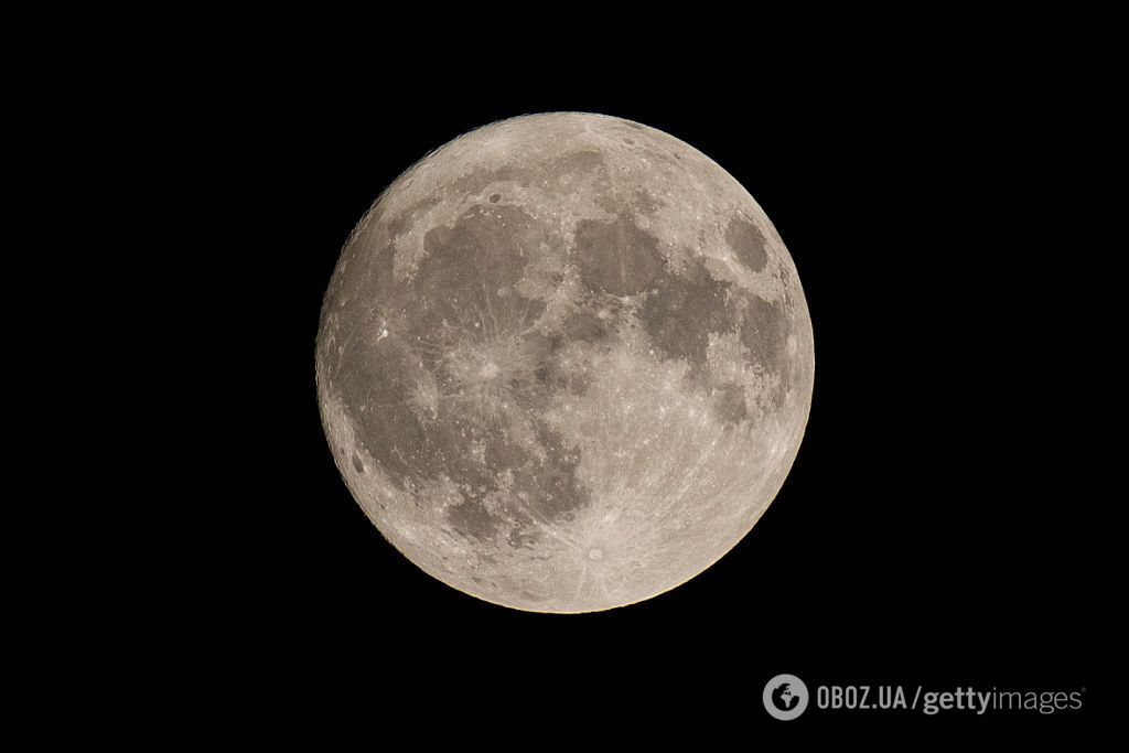 "Клубничная луна": когда можно было увидеть уникальное полнолуние в Украине и в чем его особенность. Фото