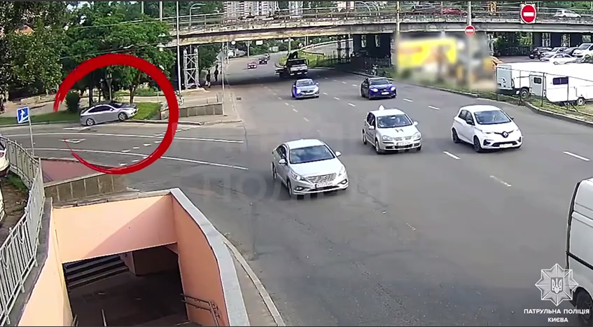 Залетів п’яним на авто в підземний перехід: з’явилось відео з моментом ДТП на Либідській у Києві