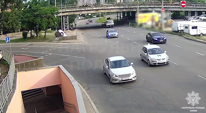 Залетів п’яним на авто в підземний перехід: з’явилось відео з моментом ДТП на Либідській у Києві