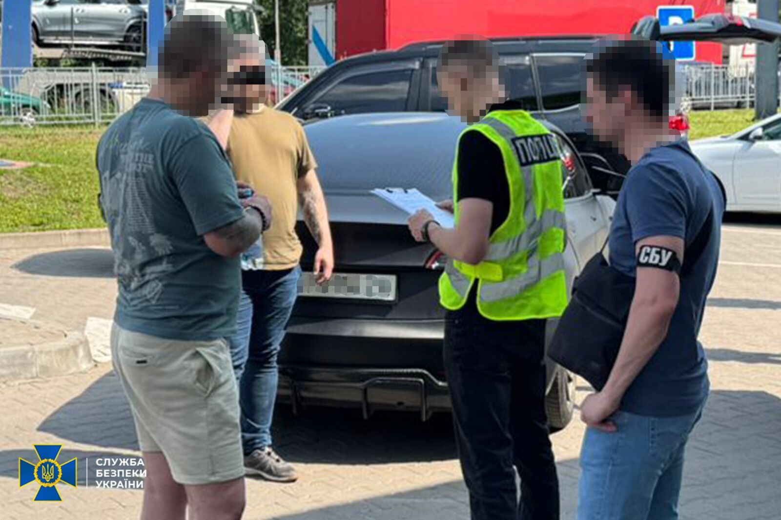 Переправляли чоловіків через кордон за 13 тис. євро: у Києві затримали організаторів схеми для ухилянтів. Фото