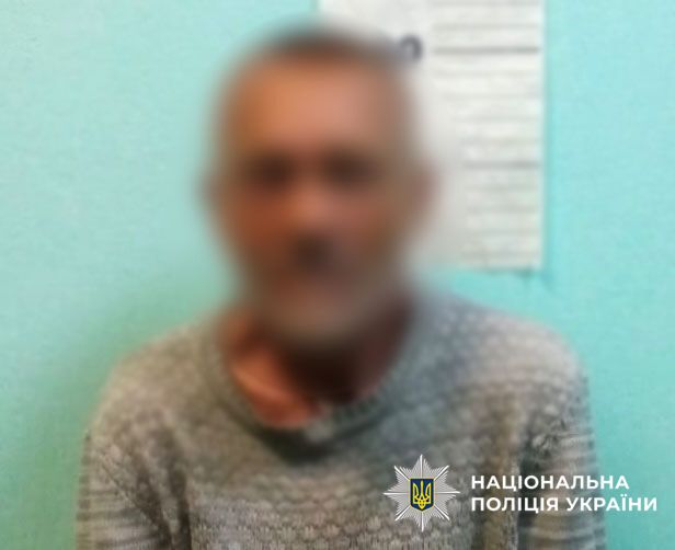 У Києві рецидивіст на станції метро намагався викрасти дефібрилятор. Фото