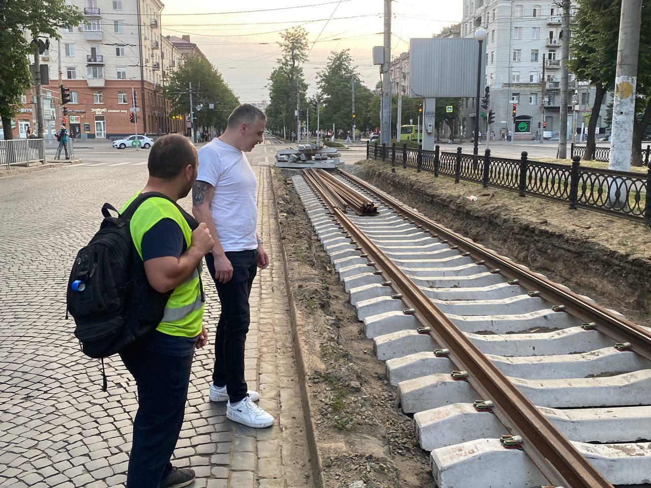 У Дніпрі оновлюють трамвайні рейки для запуску низькопідлогових трамваїв у рамках проєкту "Рух без бар’єрів"