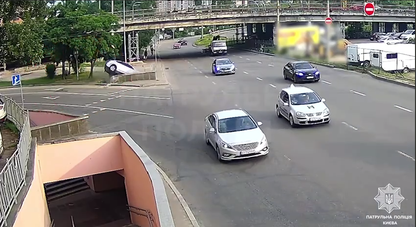 Залетів п’яним на авто в підземний перехід: з’явилось відео з моментом ДТП на Либідській у Києві
