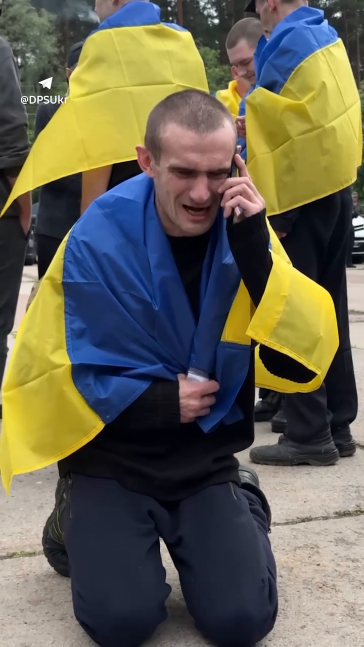 "Україна понад усе, я не продам її ні за що": мережу зворушило відео емоційної розмови звільненого з полону захисника